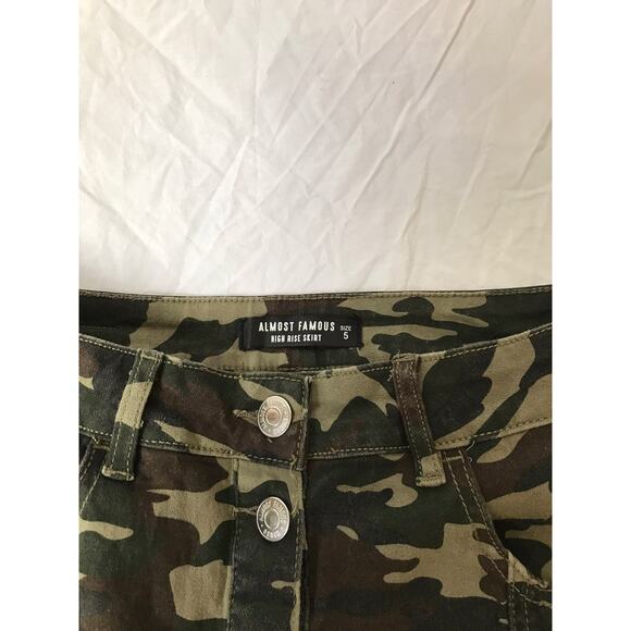 Almost famous camo skirt size 5 - Picture 5 of 7